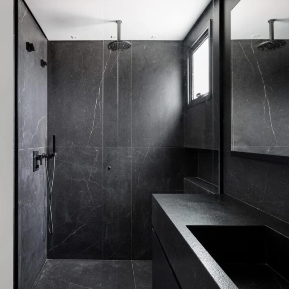 banheiro minimalista preto